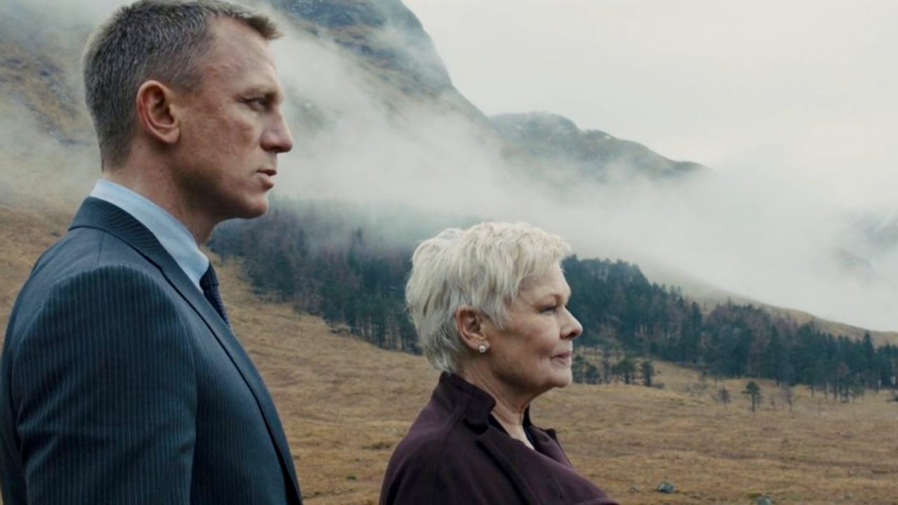 James Bond (Daniel Craig) und seine Chefin M (Judy Dench).