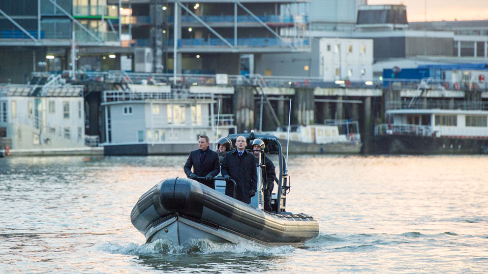  Bond (Daniel Craig) und Co. auf einer gefaehrlichen Bootstour.