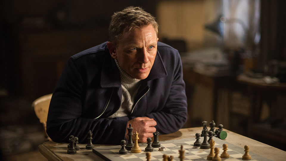  Selbst beim Schach spielen laesst sich ein James Bond (Daniel Craig) nicht an der Nase herumfuehren.