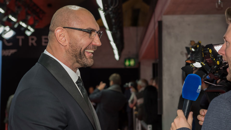  Schauspieler Dave Bautista gibt fleissig Interviews.