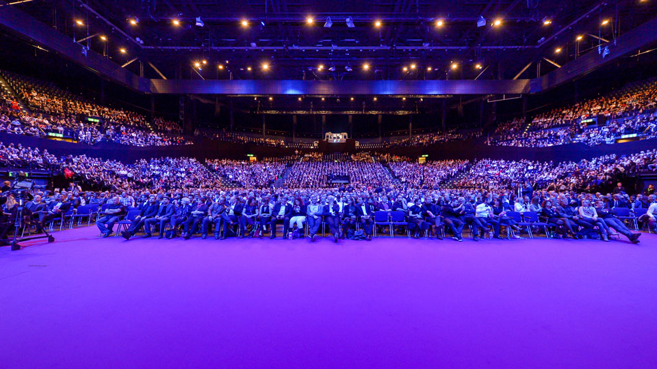  So sieht es aus, wenn man das riesige Hallenstadion in Zuerich in einen Kinosaal verwandelt.