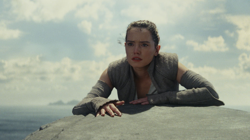 Mit de  Erfahrungen ihres ersten großen Abenteuers im Gepäck, geht Rey (Daisy Ridley) in die Lehre um ihre Macht besser zu beherrschen.