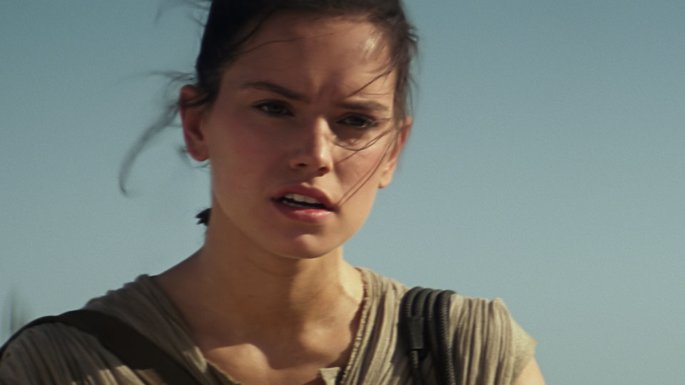 Rey (Daisy Ridley) lebt einsam auf dem Planeten Jakku 
