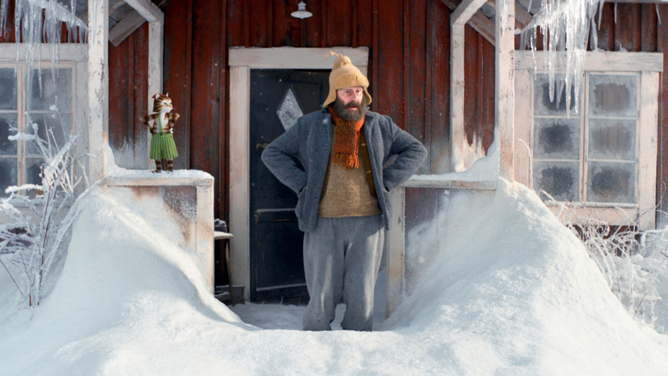 Doch der alte Pettersson verletzt sich im Schnee den Fuss...