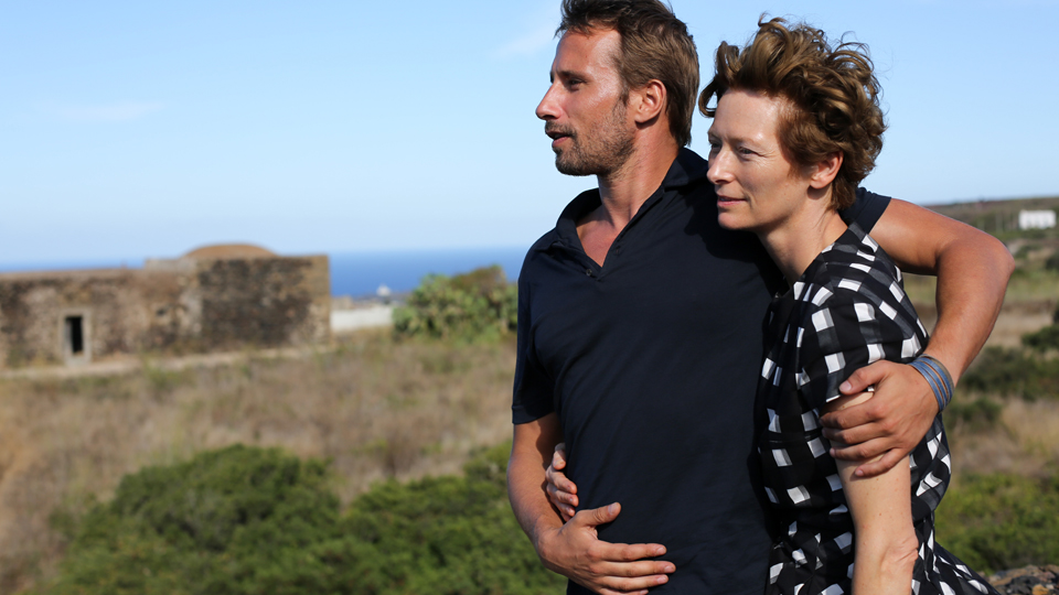 Marianne (Tilda Swinton) und Paul (Matthias Schoenaerts) machen auf einer Insel Ferien. Sie wollen sich vom Alltag erholen und ausruhen.