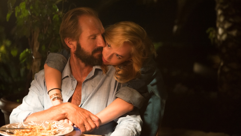 Die Ruhe wird allerdings durch Harry (Ralph Fiennes) und seine Tochter Penelope (Dakota Johnson) unterbrochen.