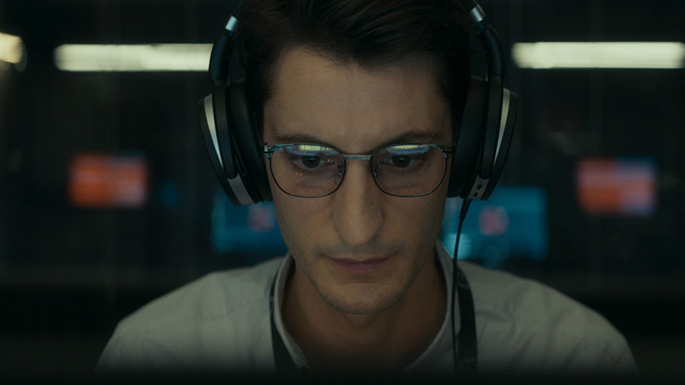 Mathieu (Pierre Niney)