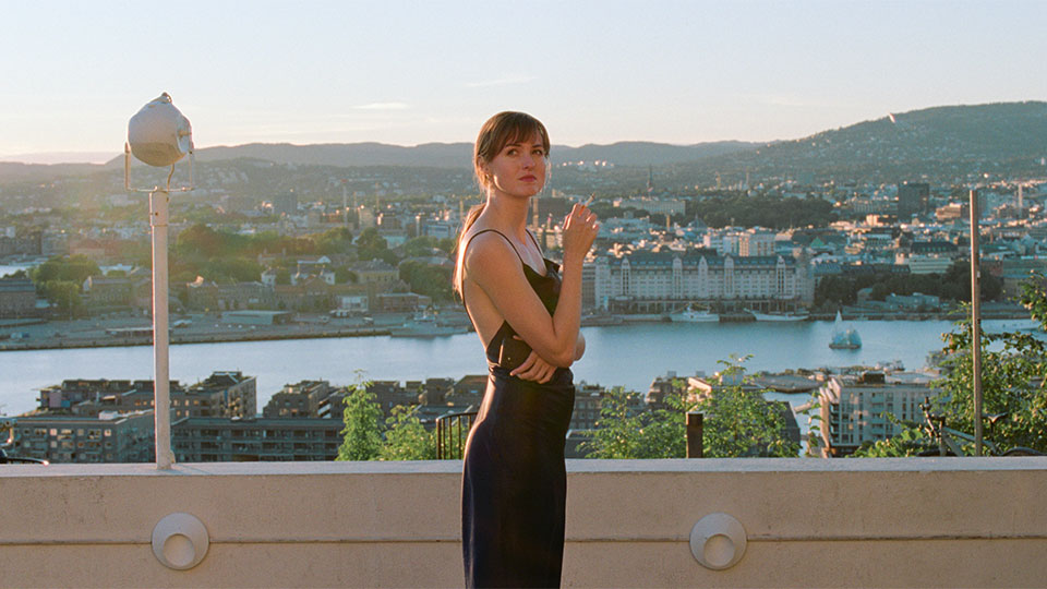 Julie (Renate Reinsve)
