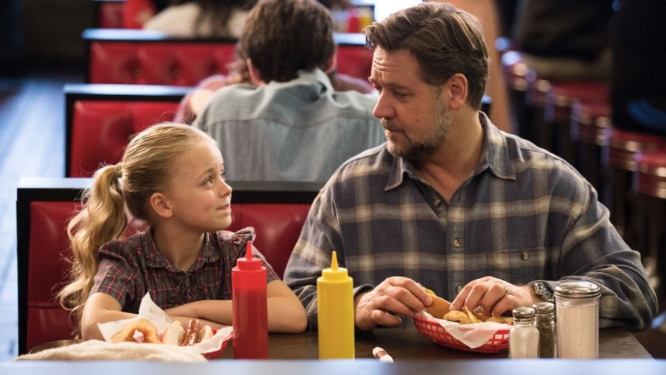 Junge Katie (Kylie Rogers) und Vater Jake (Russell Crowe)