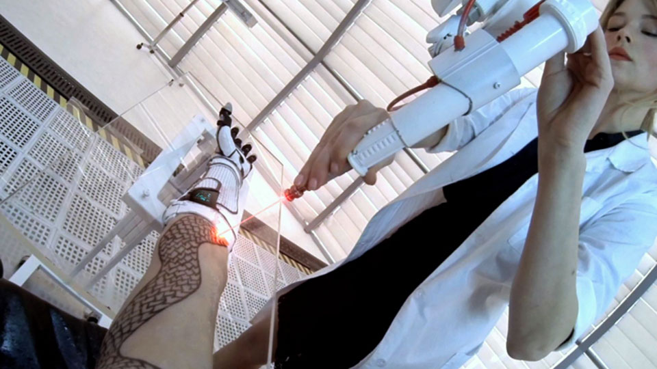 Im neuartigen Actionspecial wacht die Hauptfigur auf und stellt fest, dass sie zur Haelfte ein Roboter ist.