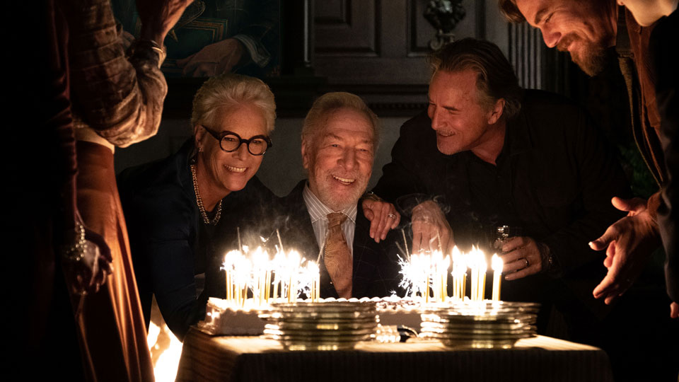 An seinem 85. Geburtstag wird der Krimiautor Harlan Thrombey (Christopher Plummer, Mitte) umgebracht