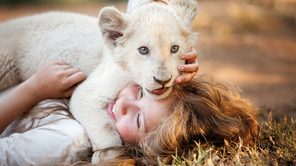 Mia Owen (Daniah De Villiers) und ihr bester Freund, der weisse Tiger