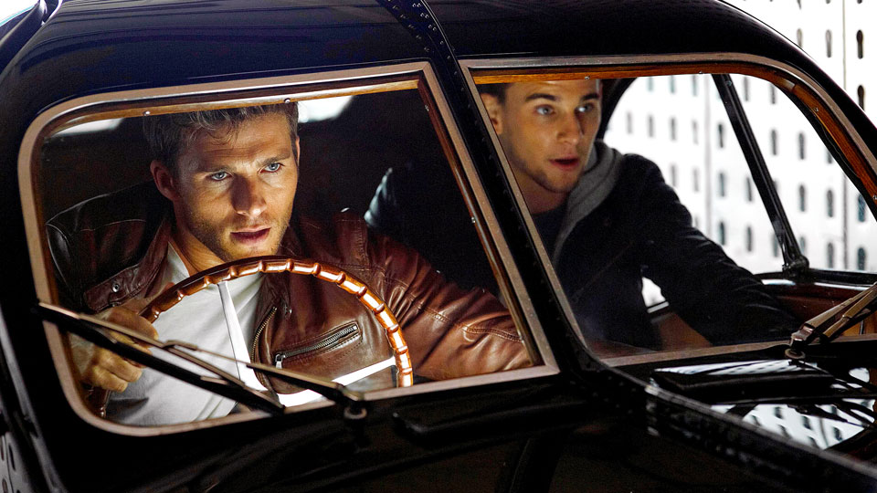 Die Brüder Andrew (Scott Eastwood) und Garrett (Freddie Thorp) lieben den Kick und haben sich auf das Stehlen seltener Autos spezialisiert.