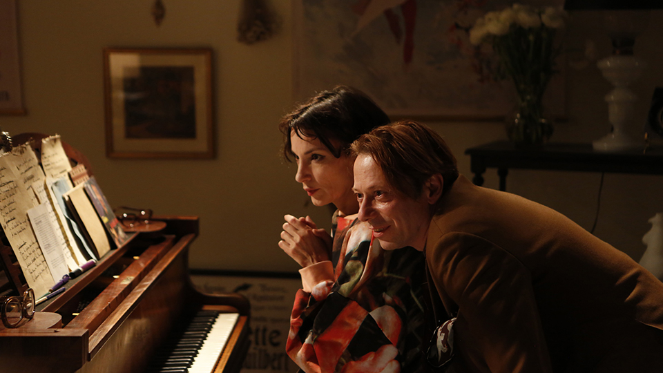 Brigitte (Jeanne Balibar) und Yves Zand (Mathieu Amalric)