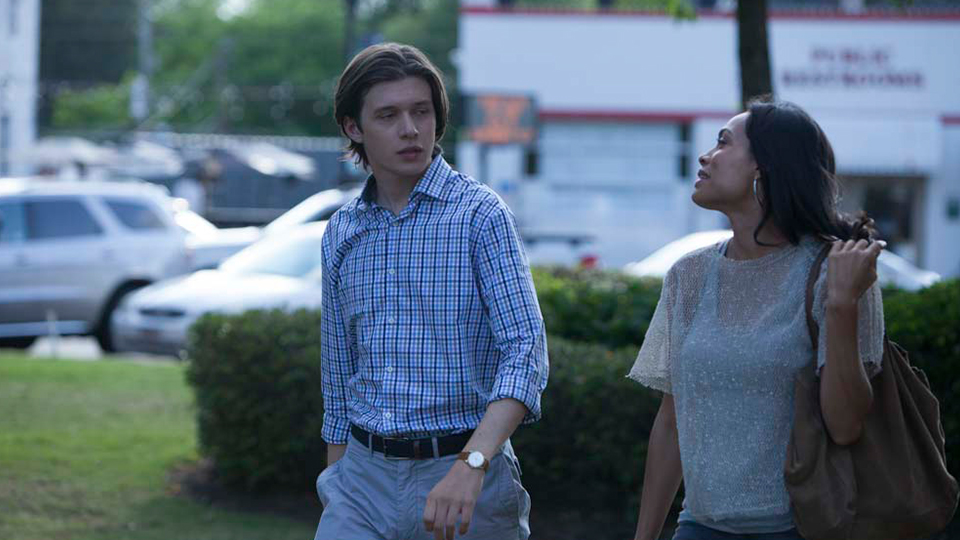 Taylor Ogburn (Nick Robinson) und Krystal (Rosario Dawson)