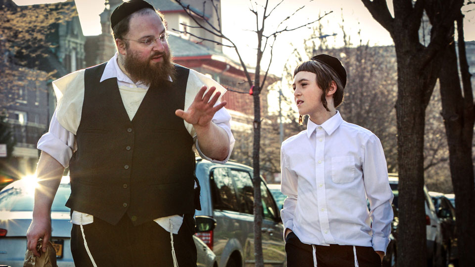 Vater (Menashe Lustig), mit seinem Sohn Rieven (Ruben Niborski)d