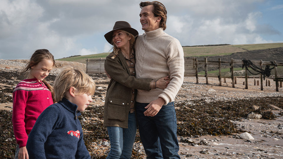 James (Rupert Friend) und Sophie Whitehouse (Sienna Miller) mit ihren Kindern