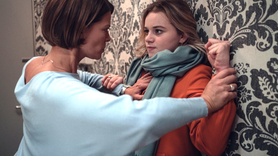 Prof. Tanja Lorenz (Jessica Schwarz) & Mia (Luna Wedler)