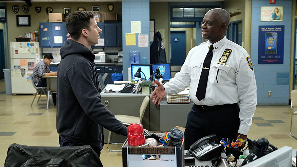 Jake Peralta (Andy Samberg) und Raymond Holt (Andre Braugher)