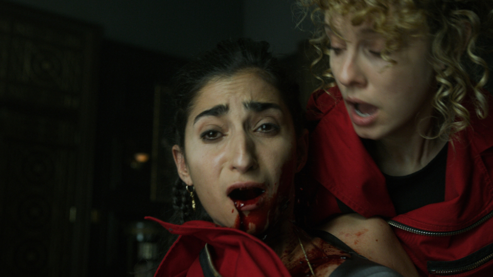 und Mónica (Esther Acebo) versucht die schwer verletzte Nairobi (Alba Flores) zu retten.