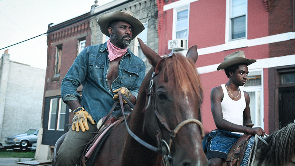 Harp (Idris Elba) und Cole (Caleb McLaughlin)