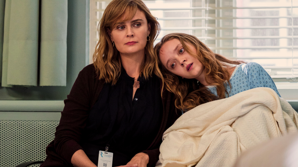 Suzanne (Emily Deschanel) & Mae (Madeleine Arthur)