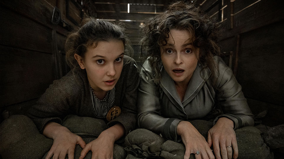 Enola (Millie Bobby Brown) und ihre Mutter (Helena Bonham Carter)