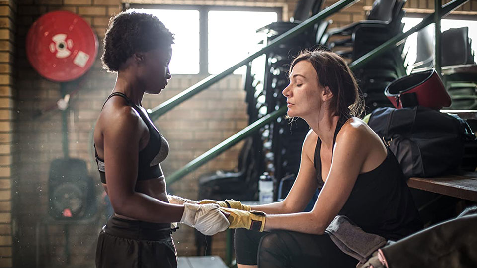 Ntombizonke Bapai (Hlubi Mboya) und Jodie (Erica Wessels)