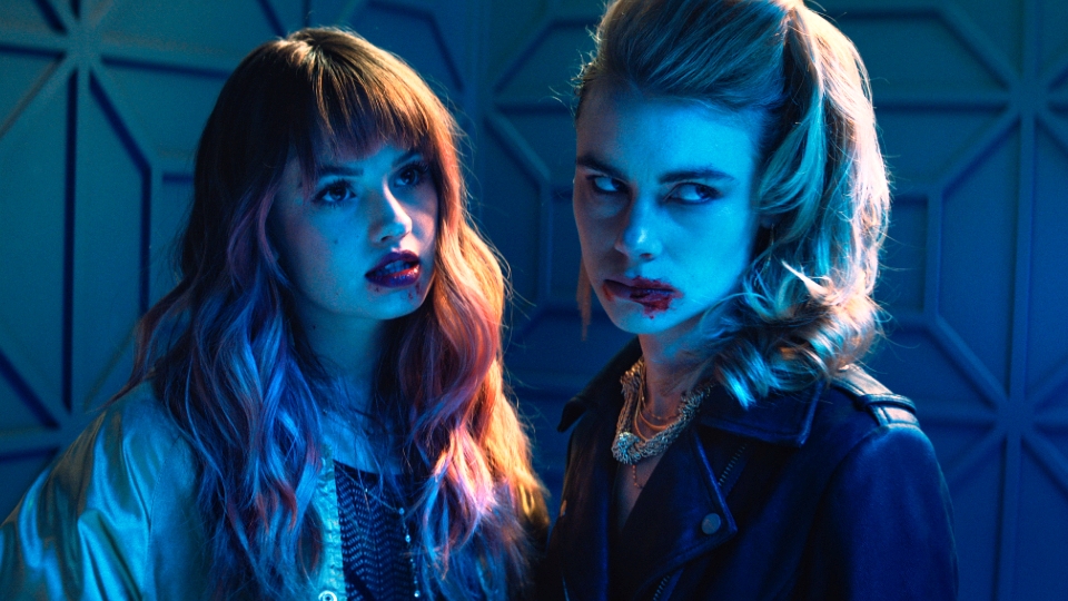 Blaire (Debby Ryan) & Zoe (Lucy Fry) mögen es blutig
