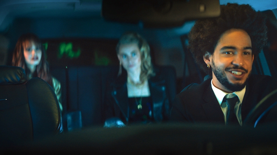 Benny (Jorge Lendeborg Jr.) chauffiert sie durch die Nacht