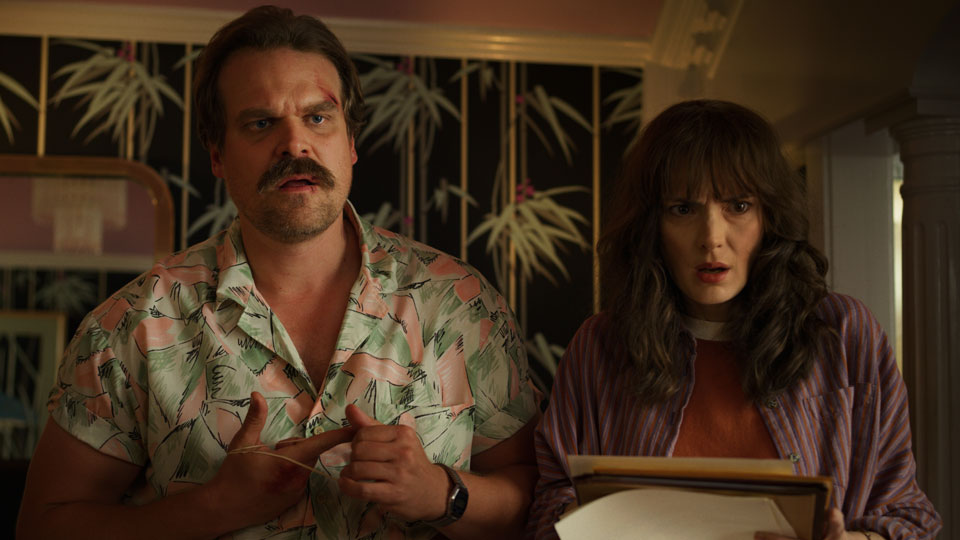 Das bemerken auch Hopper (David Harbour) und Joyce (Winona Ryder), die merkwuerdigen Ereignissen auf den Grund gehen.