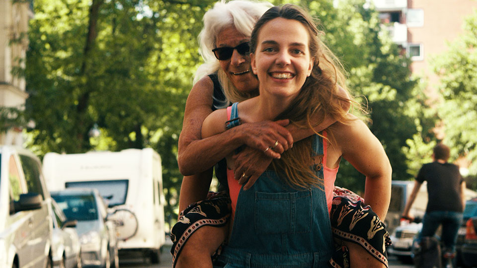 Frau Stern (Ahuva Sommerfeld) und Elli (Kara Schröder), ihre Enkelin