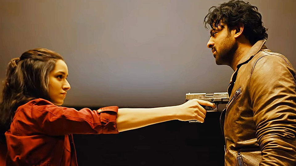 Die Agentin (Shraddha Kapoor) und der Mann (Prabhas), der bei den Mächtigen aufräumen soll 