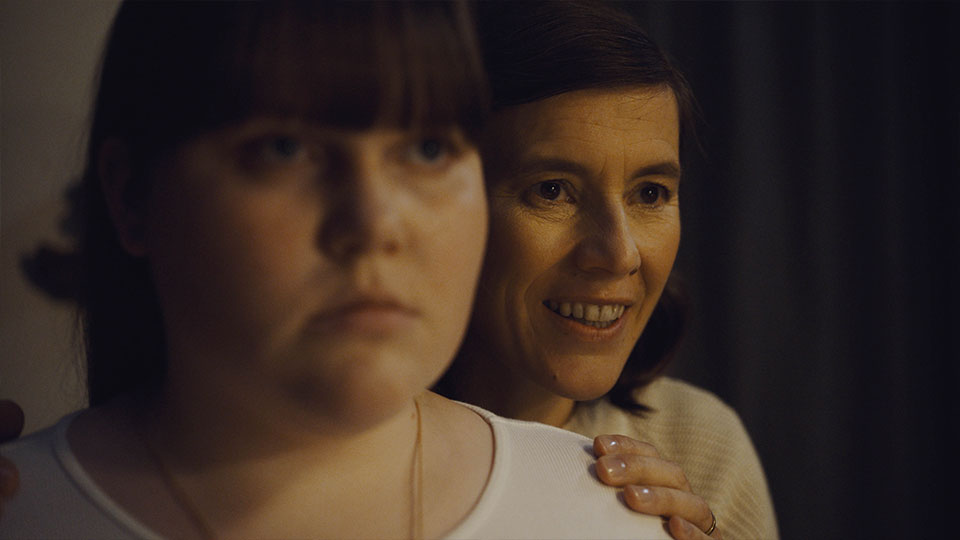 Simi (Nina Katlein) und ihre Tante Claudia (Pia Hierzegger)