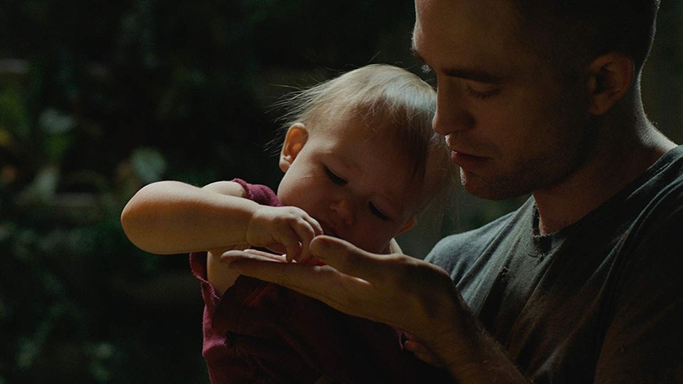 Monte (Robert Pattinson) und Baby Willow (Scarlett Lindsey)