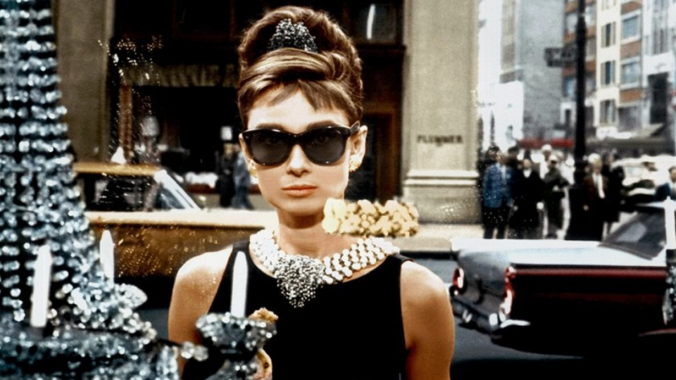 Holly Golightly (Audrey Hepburn) mags elegant.