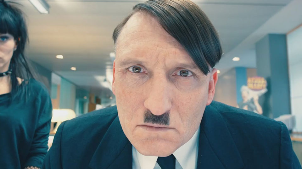 Adolf Hitler (Oliver Masucci)