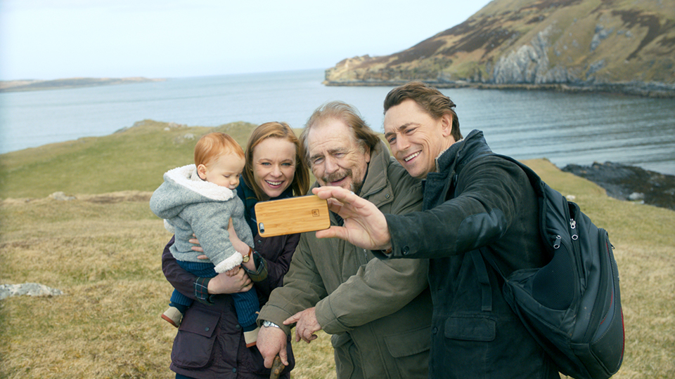 Rory McNeil (Brian Cox) mit seiner Familie, Sohn Ian (JJ Field) und Frau Emily (Thora Birch)