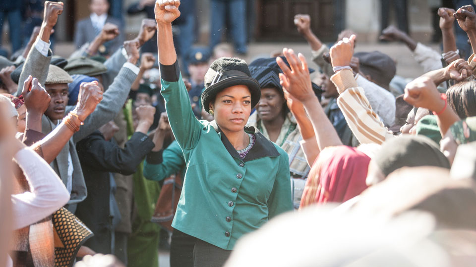 Ehefrau Winnie (Naomie Harris) entwickelt sich waehrend seiner Inhaftierung zu einer der fuehrenden Gegnerin der weissen Minderheitsregierung.