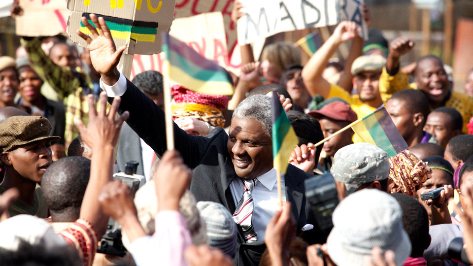 Nelson Mandela (Idris Elba) haelt nach seiner Entlassung am 11. Februar 1990 eine Rede vor 120000 Menschen in Soweto und die Menge jubelt.
