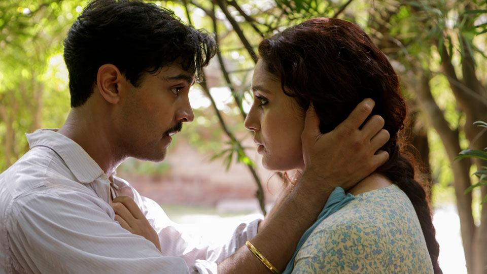 Die vielen Auseinandersetzungen beeinflussen auch die noch junge Liebe zwischen Jeet (Manish Dayal) und Aalia (Huma Qureshi).