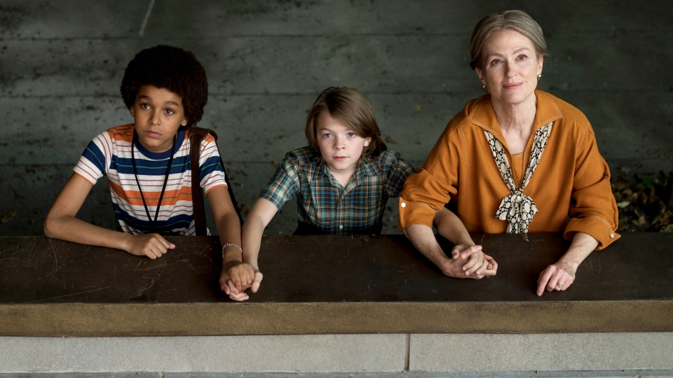 Jamie (Jaden Michael), Ben (Oakes Fegley) und Lillian Mayhew (Julianne Moore)