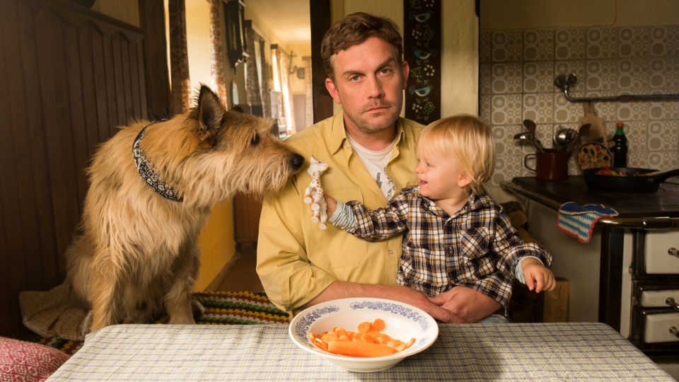 Provinzpolizist Franz Eberhofer (Sebastian Bezzel) mit seinem Sohn und dem Hund