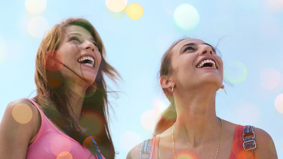 Carmen (Rosy Rodríguez) und Lola (Zaira Romero)