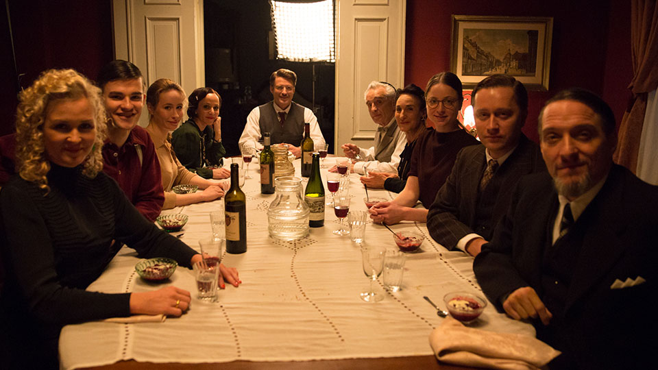 Die gesamte Familie Glickstein (Sharon Brauner, Michael Degen, Bruno Eyron, Bela B., Judith Hoersch, Daphna Rosenthal, Adrian Topol, Patrick Mölleken, Mira Elisa Goeres, Sandra von Ruffin)