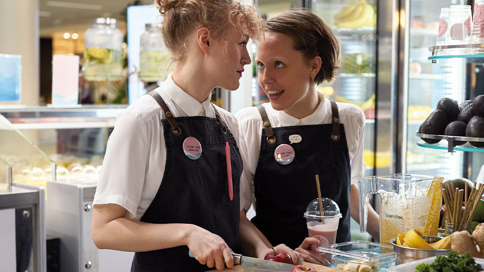 Rönkkö (Eleonoora Kauhanen) und Mimmi (Aamu Milonoff)