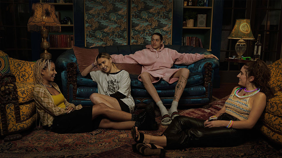 David (Pete Davidson), Emma (Chase Sui Wonders), Sophie (Amandla Stenberg), Alice (Rachel Sennott) und Bee (Maria Bakalova)