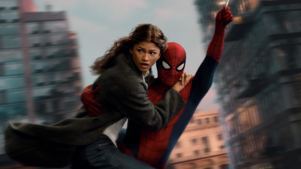 Auch MJ (Zendaya) muss abermals gerettet werden.