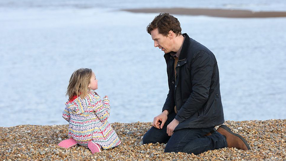 Stephen Lewis (Benedict Cumberbatch) mit seiner Tochter Kate (Beatrice White)