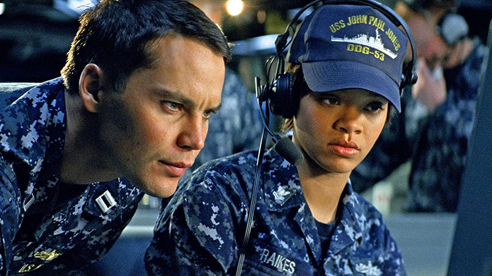 Lietenant Alex Hopper (Taylor Kitsch) und Petty Officer Cora 'Weps' Raikes (Rihanna)